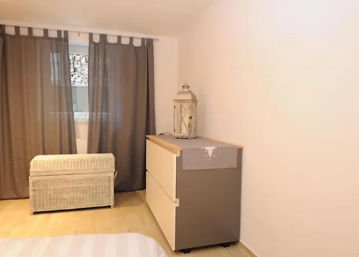 Wohnung In Stilvoller Villa